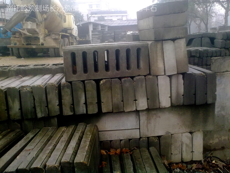 图||水泥隔离墩|水泥隔离墩价格|交通水泥墩|预制板规格|水泥预制板|预制板价格|
长沙 彩砖 水泥制品 预制构件 路沿石 沟盖板